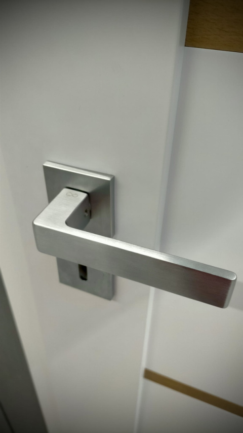 Klamka Apollo fit KAF M 700 chrom mat na rozecie kwadratowej Infinity Line Klamka Apollo fit KAF M 700 chrom mat na rozecie kwadratowej Infinity Line