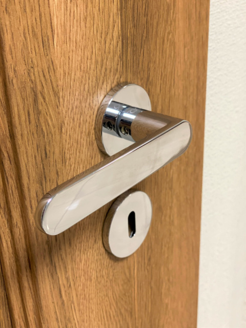 Klamka Wenus fit KWF O 700 chrom na rozecie okrągłej Infinity Line Klamka Wenus fit KWF O 700 chrom na rozecie okrągłej Infinity Line