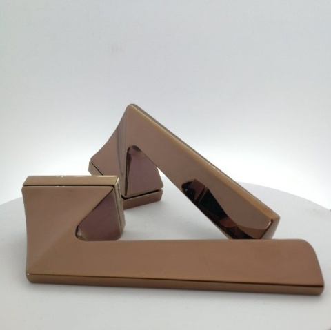 Klamka Impera miedź błyszcząca PVD na rozecie ukrytej prostokątnej Corona