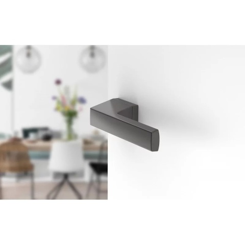 Klamka Maxima gunmetal na rozecie ukrytej prostokątnej Corona