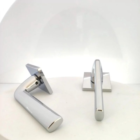 Klamka Scandi Slim chrom błyszczący na rozecie kwadratowej Corona