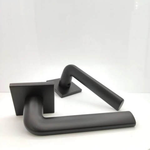 Klamka Scandi Slim czarna na rozecie kwadratowej Corona