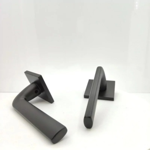 Klamka Scandi Slim czarna na rozecie kwadratowej Corona