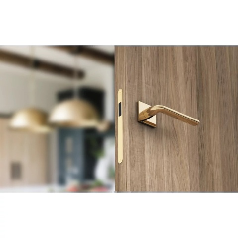 Klamka Scandi Slim mosiądz błyszczący PVD na rozecie kwadratowej Corona