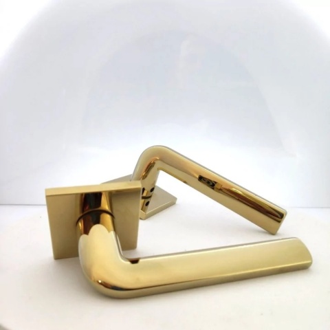 Klamka Scandi Slim mosiądz błyszczący PVD na rozecie kwadratowej Corona