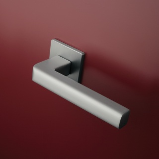 Klamka Aprile Salice Q Super Slim 5mm SC chrom satynowy na rozecie kwadratowej Enger
