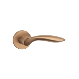 Klamka Stile Pulia R Slim 7mm LIGHT BROWN jasny brązowy na rozecie okrągłej Enger