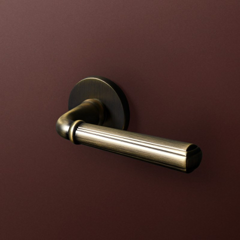 Klamka Cascada fit cuero na rozecie okrągłej VDS