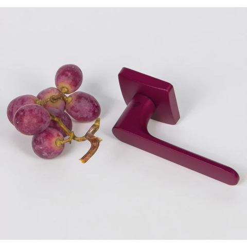 Klamka One Q bordo fiolet na rozecie kwadratowej z rozetą na klucz Colombo