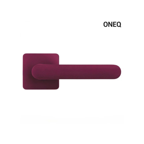 Klamka One Q bordo fiolet na rozecie kwadratowej z rozetą na klucz Colombo
