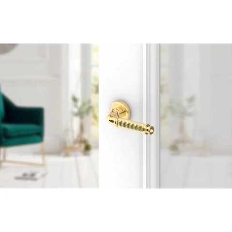 Klamka Aria R CL mosiądz błyszczący PVD na rozecie okrągłej Corona