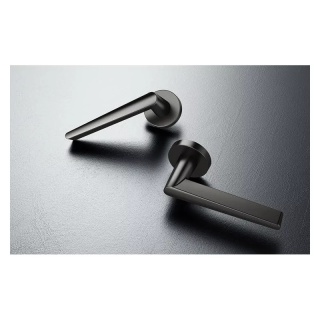 Klamka Arrow czarna na rozecie okrągłej Corona