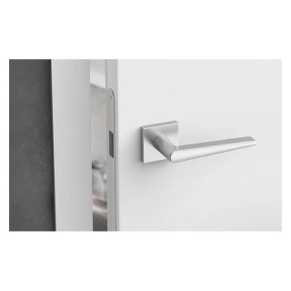 Klamka Arrow chrom szczotkowany na rozecie kwadratowej Corona