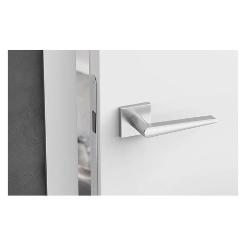 Klamka Arrow chrom szczotkowany na rozecie kwadratowej Corona