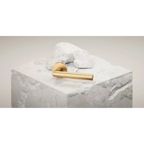 Klamka Elle Slim mosiądz matowy na rozecie okrągłej Corona