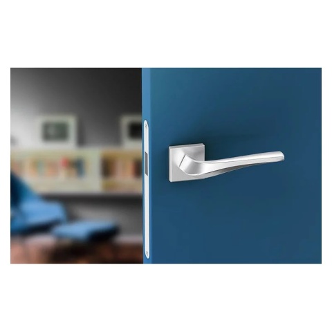 Klamka Flow chrom szczotkowany na rozecie kwadratowej Corona