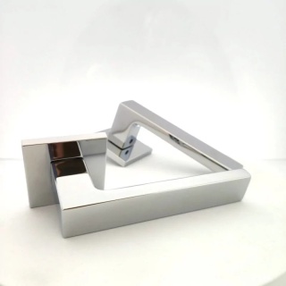 Klamka Focus Slim chrom błyszczący na rozecie kwadratowej Corona