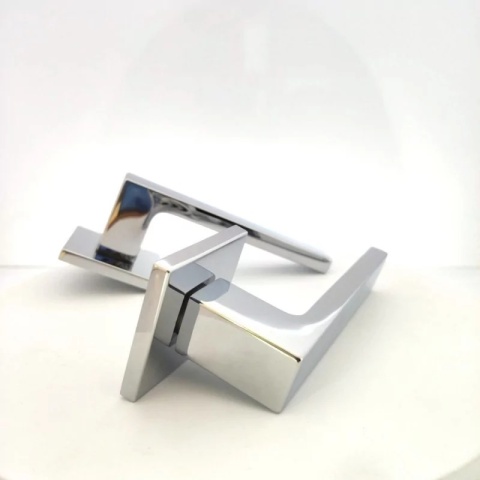 Klamka Focus Slim chrom błyszczący na rozecie kwadratowej Corona