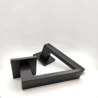 Klamka Focus Slim czarna na rozecie kwadratowej Corona