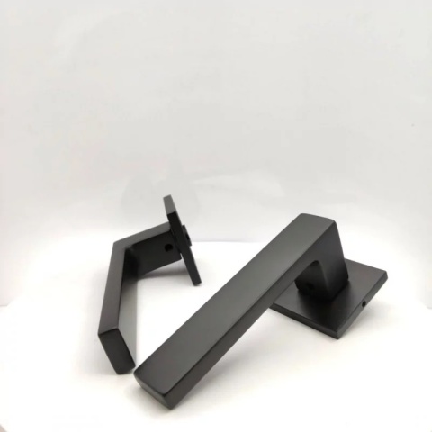 Klamka Focus Slim czarna na rozecie kwadratowej Corona