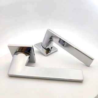 Klamka Harmony Slim chrom błyszczący na rozecie kwadratowej Corona