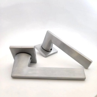 Klamka Harmony Slim chrom szczotkowany na rozecie kwadratowej Corona