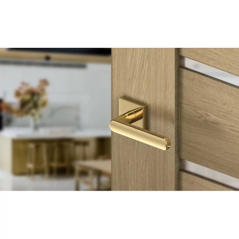 Klamka Icona Q Slim mosiądz błyszczący PVD na rozecie kwadratowej Corona