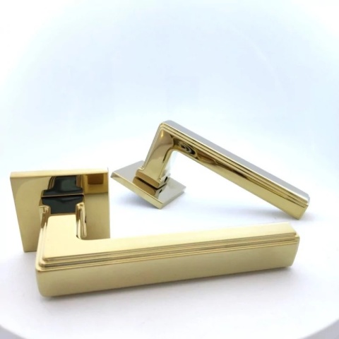 Klamka Royal Slim mosiądz błyszczący PVD na rozecie kwadratowej Corona