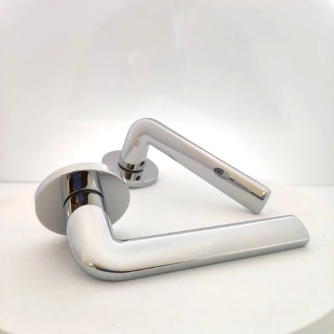 Klamka Scandi Slim chrom błyszczący na rozecie okrągłej Corona