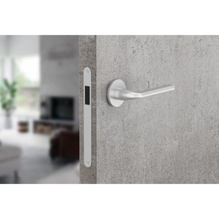 Klamka Scandi Slim chrom szczotkowany na rozecie okrągłej Corona