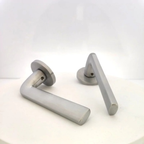 Klamka Scandi Slim chrom szczotkowany na rozecie okrągłej Corona