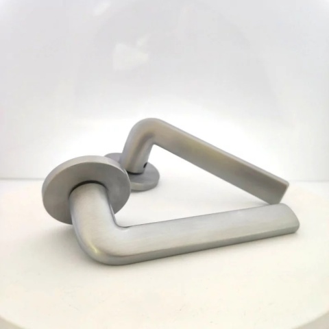 Klamka Scandi Slim chrom szczotkowany na rozecie okrągłej Corona