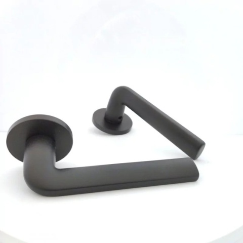 Klamka Scandi Slim czarna na rozecie okrągłej Corona