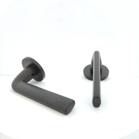 Klamka Scandi Slim czarna na rozecie okrągłej Corona