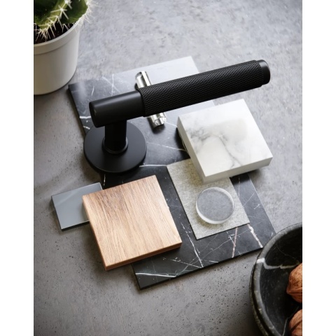 Klamka Time Slim czarna na rozecie okrągłej Corona