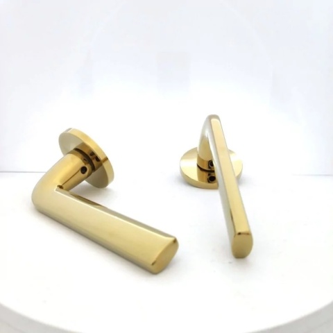 Klamka Scandi Slim mosiądz błyszczący PVD na rozecie okrągłej Corona