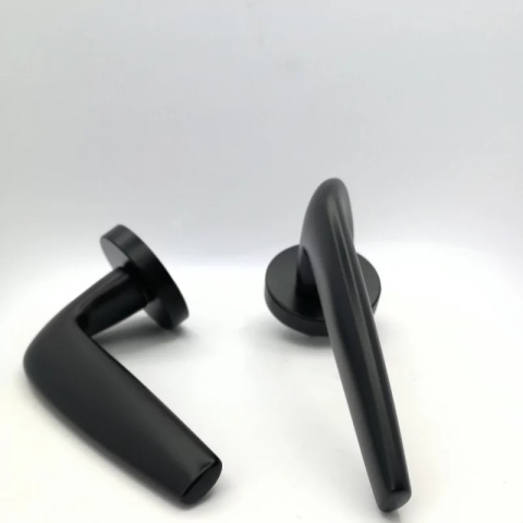 Klamka Soft czarna na rozecie okrągłej Corona