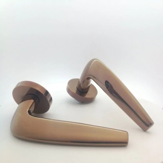 Klamka Soft miedź błyszcząca PVD na rozecie okrągłej Corona