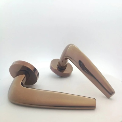 Klamka Soft miedź błyszcząca PVD na rozecie okrągłej Corona