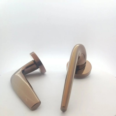 Klamka Soft miedź błyszcząca PVD na rozecie okrągłej Corona