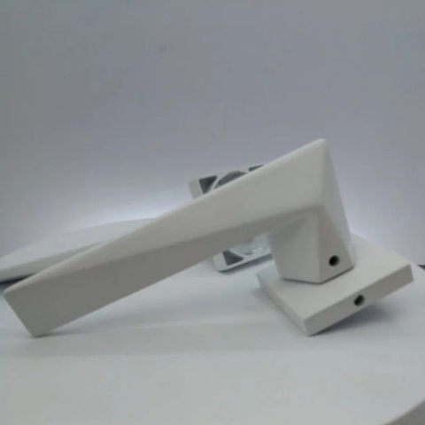 Klamka Blade biała na rozecie kwadratowej Corona