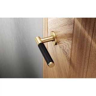 Klamka Time Linear Slim mosiądz matowy/czarny na rozecie okrągłej Corona