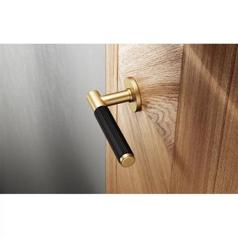 Klamka Time Linear Slim mosiądz matowy/czarny na rozecie okrągłej Corona